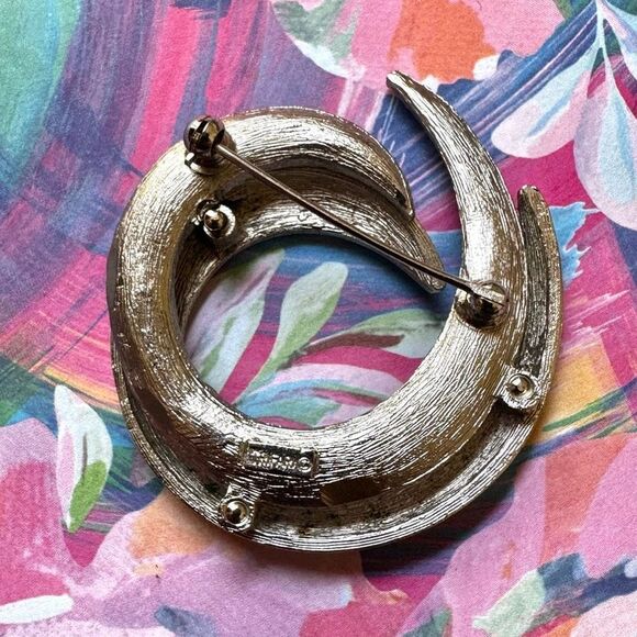 Trifari vintage silver tone  swirl brooch - Picture 2 of 6